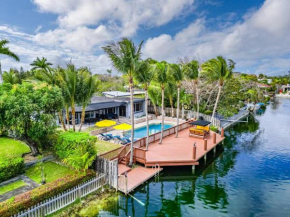Lakefront Villa with Heated Pool only 6 minutes to the Beach
